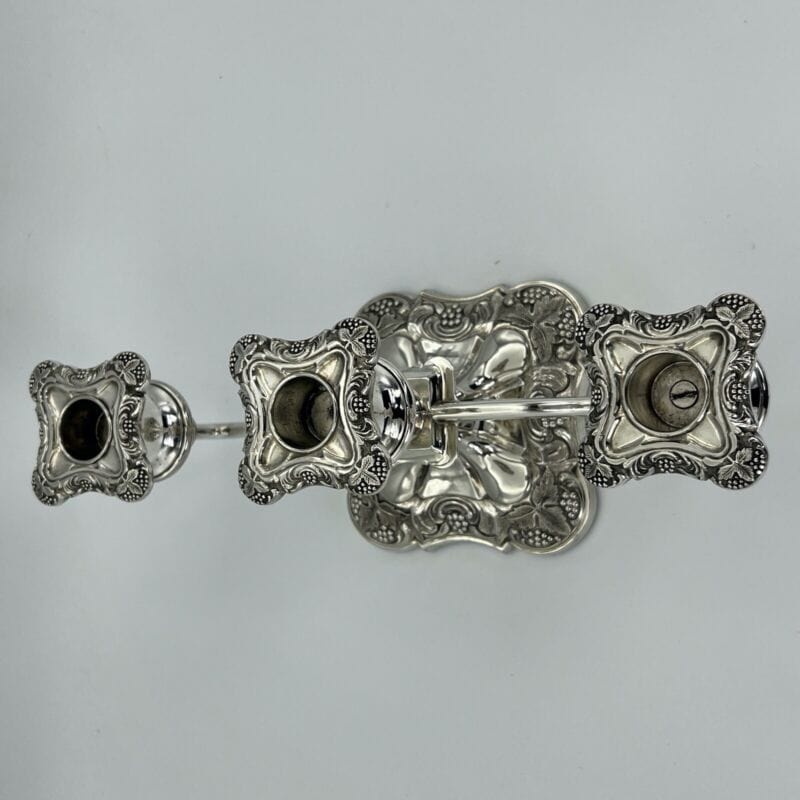 Candelabro antico in argento silver plated candeliere portacandela rocaille 3 Categoria  Sheffield & Argento