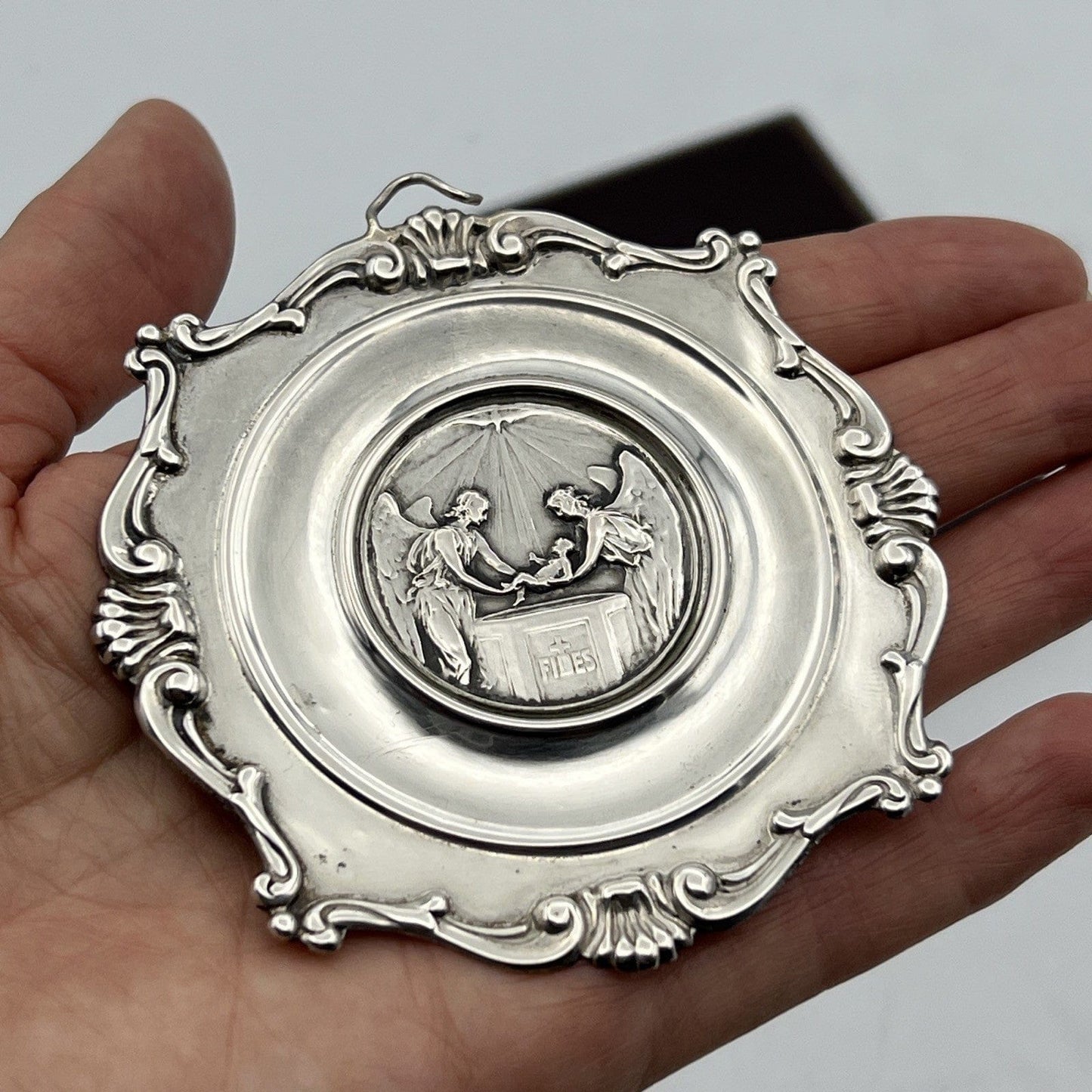 Capoculla in Argento massiccio 800 Antico Medaglione con Battesimo anni Anni 50 Categoria  Oggetti sacri - rosari