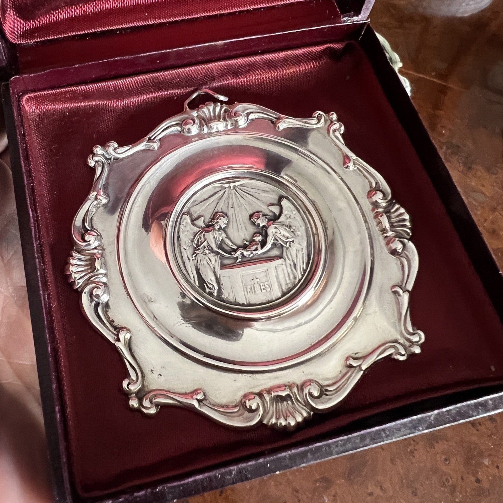 Capoculla in Argento massiccio 800 Antico Medaglione con Battesimo anni Anni 50 Categoria  Oggetti sacri - rosari