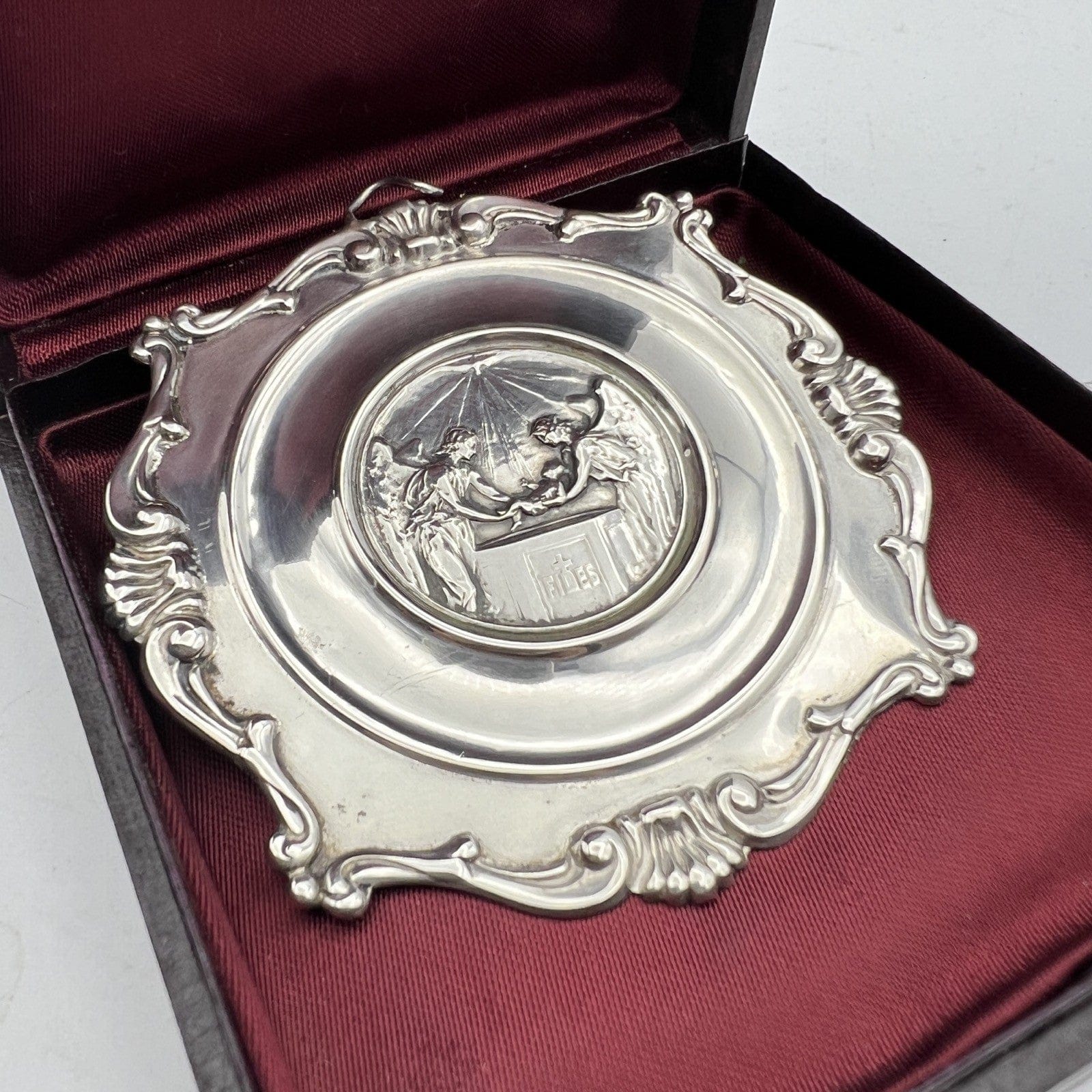 Capoculla in Argento massiccio 800 Antico Medaglione con Battesimo anni Anni 50 Categoria  Oggetti sacri - rosari