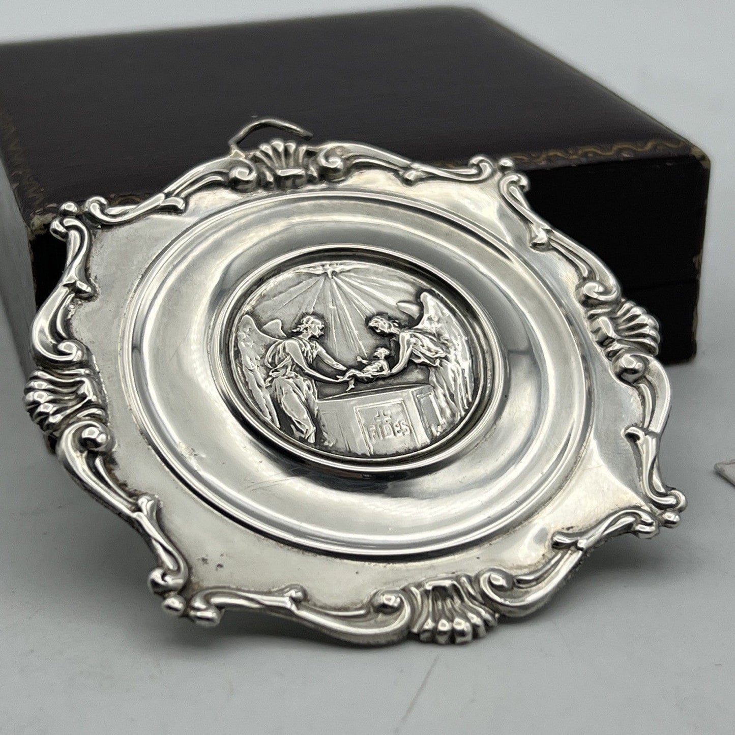 Capoculla in Argento massiccio 800 Antico Medaglione con Battesimo anni Anni 50 Categoria  Oggetti sacri - rosari