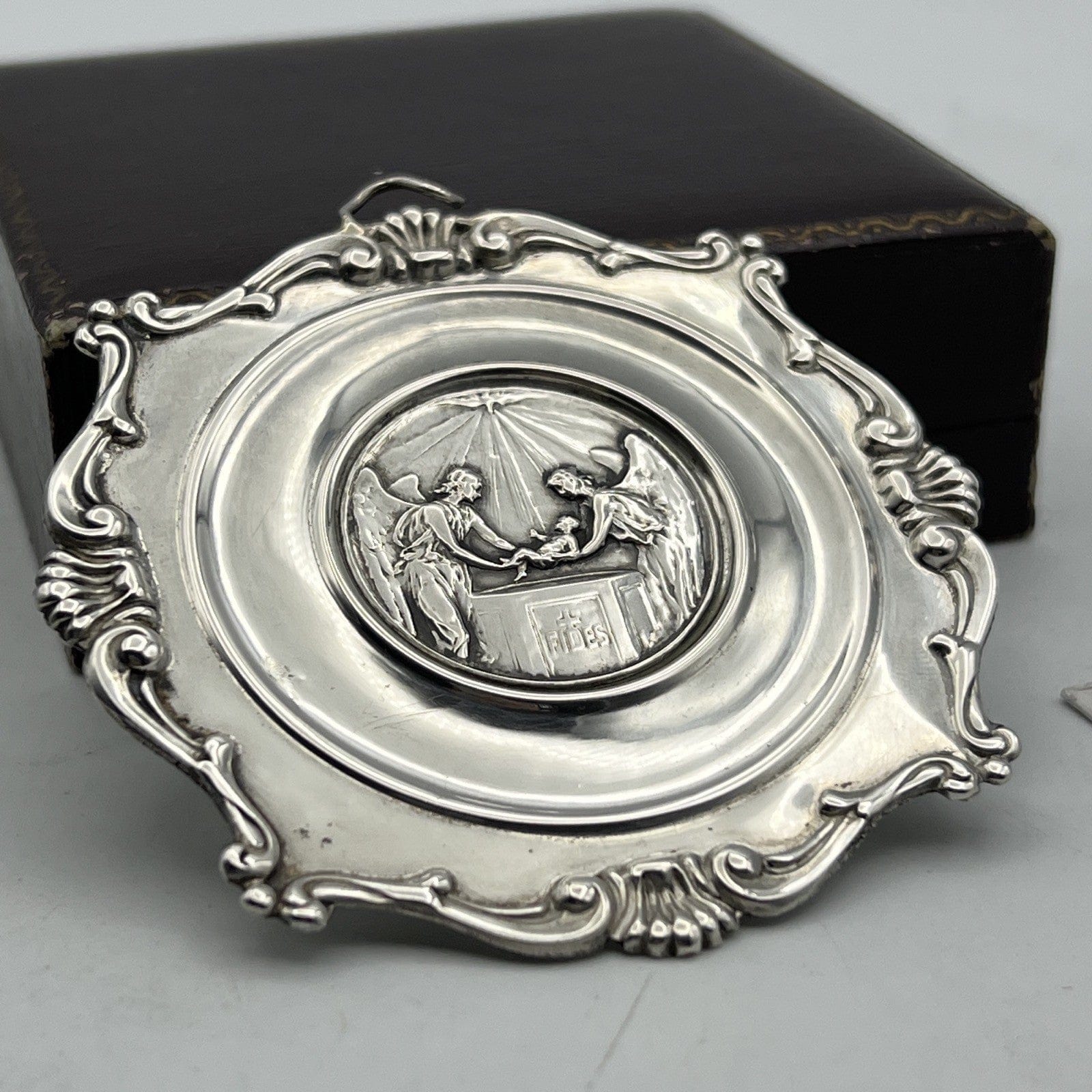 Capoculla in Argento massiccio 800 Antico Medaglione con Battesimo anni Anni 50 Categoria  Oggetti sacri - rosari