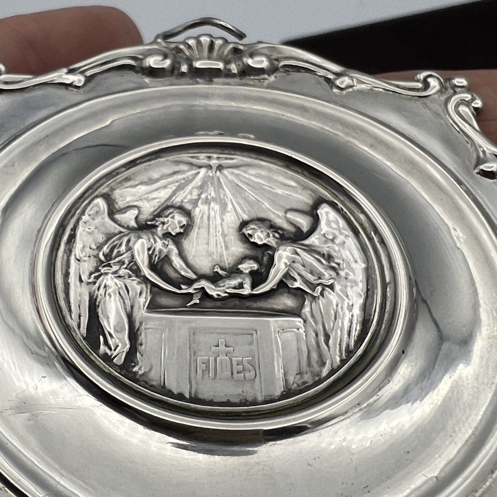Capoculla in Argento massiccio 800 Antico Medaglione con Battesimo anni Anni 50 Categoria  Oggetti sacri - rosari