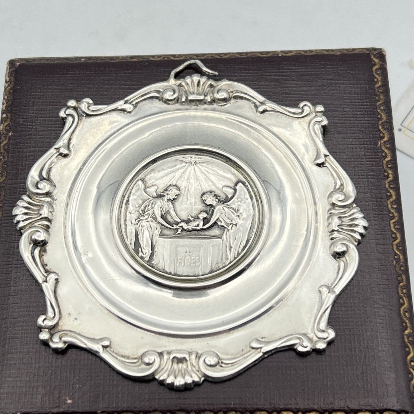 Capoculla in Argento massiccio 800 Antico Medaglione con Battesimo anni Anni 50 Categoria  Oggetti sacri - rosari