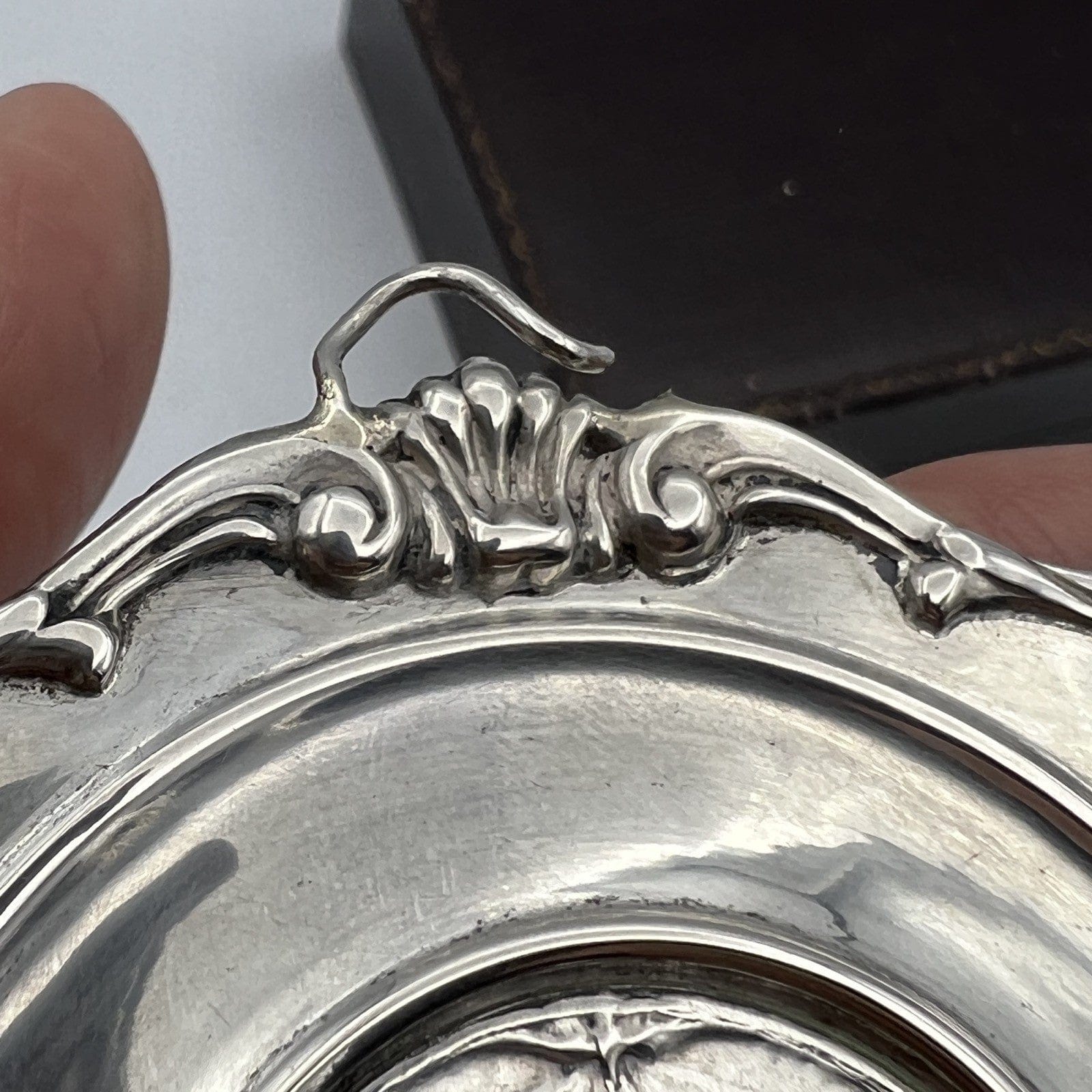 Capoculla in Argento massiccio 800 Antico Medaglione con Battesimo anni Anni 50 Categoria  Oggetti sacri - rosari