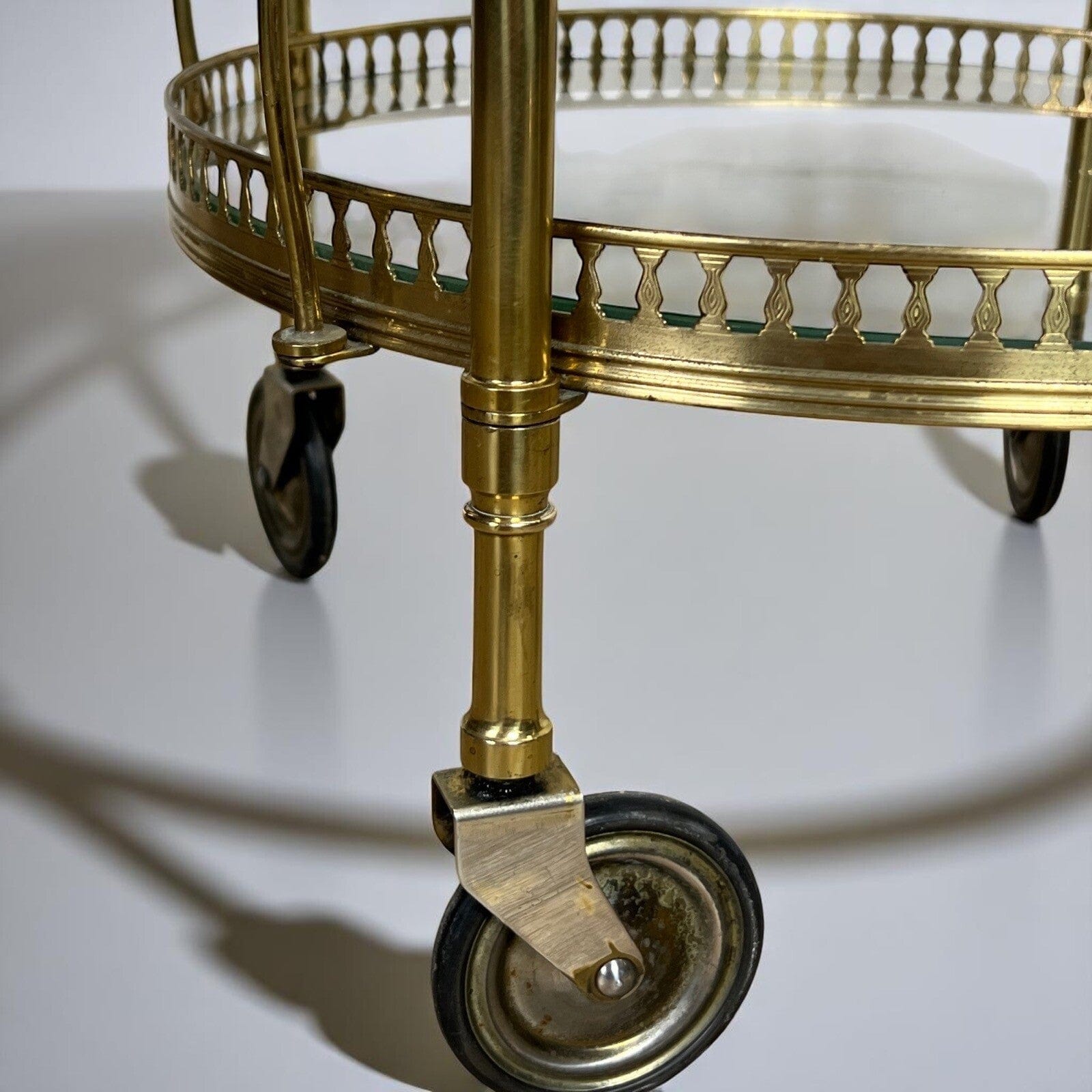 Carrello bar antico in ottone cromato portavivande rotondo vintage anni 40 50 Categoria  Carrelli