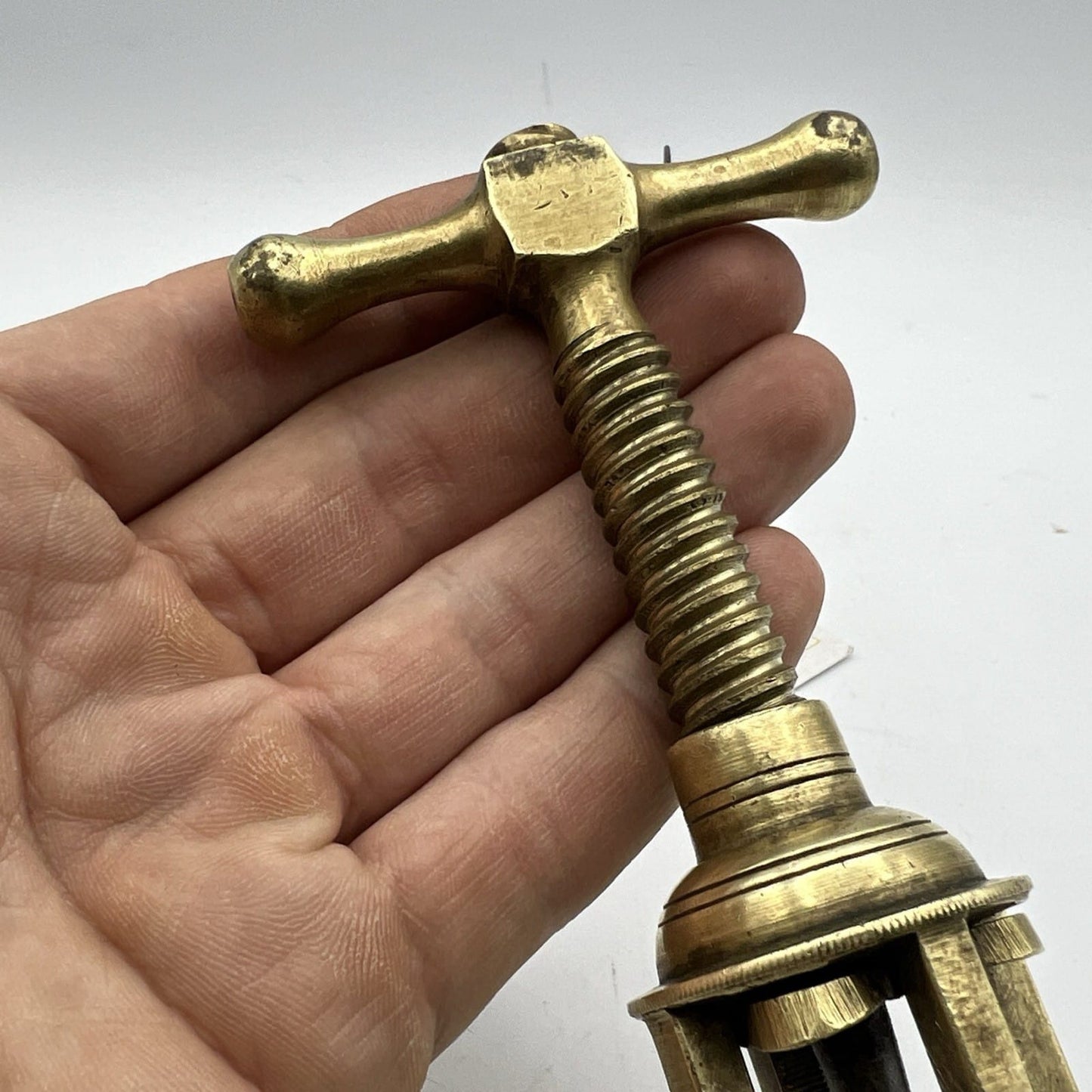 Cavatappi antico in ottone da collezione d'epoca corkscrew tirebouchon retro Categoria  Cavatappi