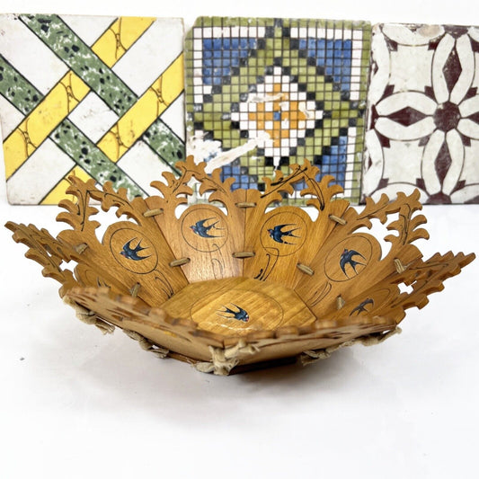 Cestino portapane in legno intagliato sorrentina vintage anni '60 con Rondini Categoria  Vassoi