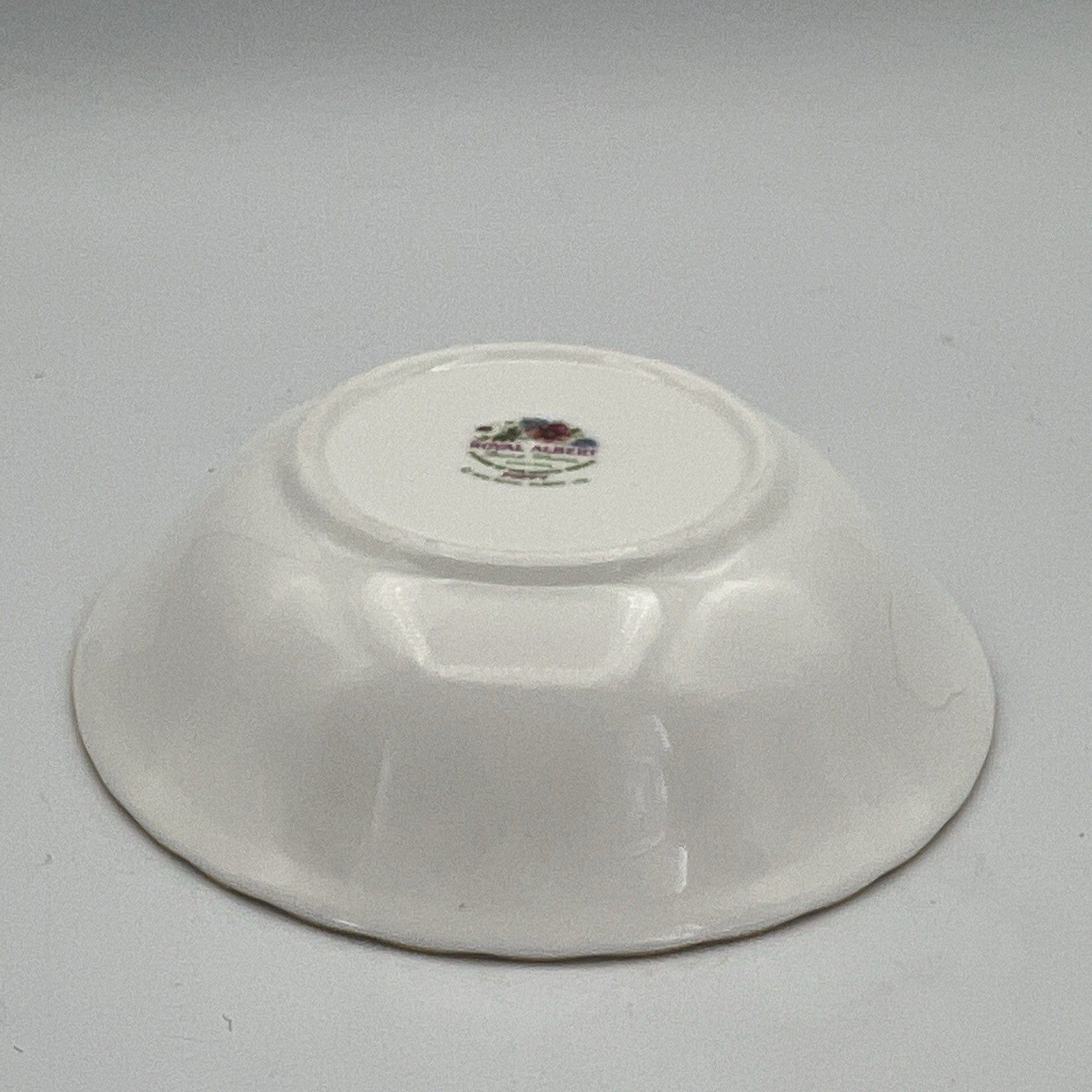 Ciotola ciotolina Coppetta in porcellana Royal Albert con mese AGOSTO 1970 900 Categoria  Centrotavola e Ciotole