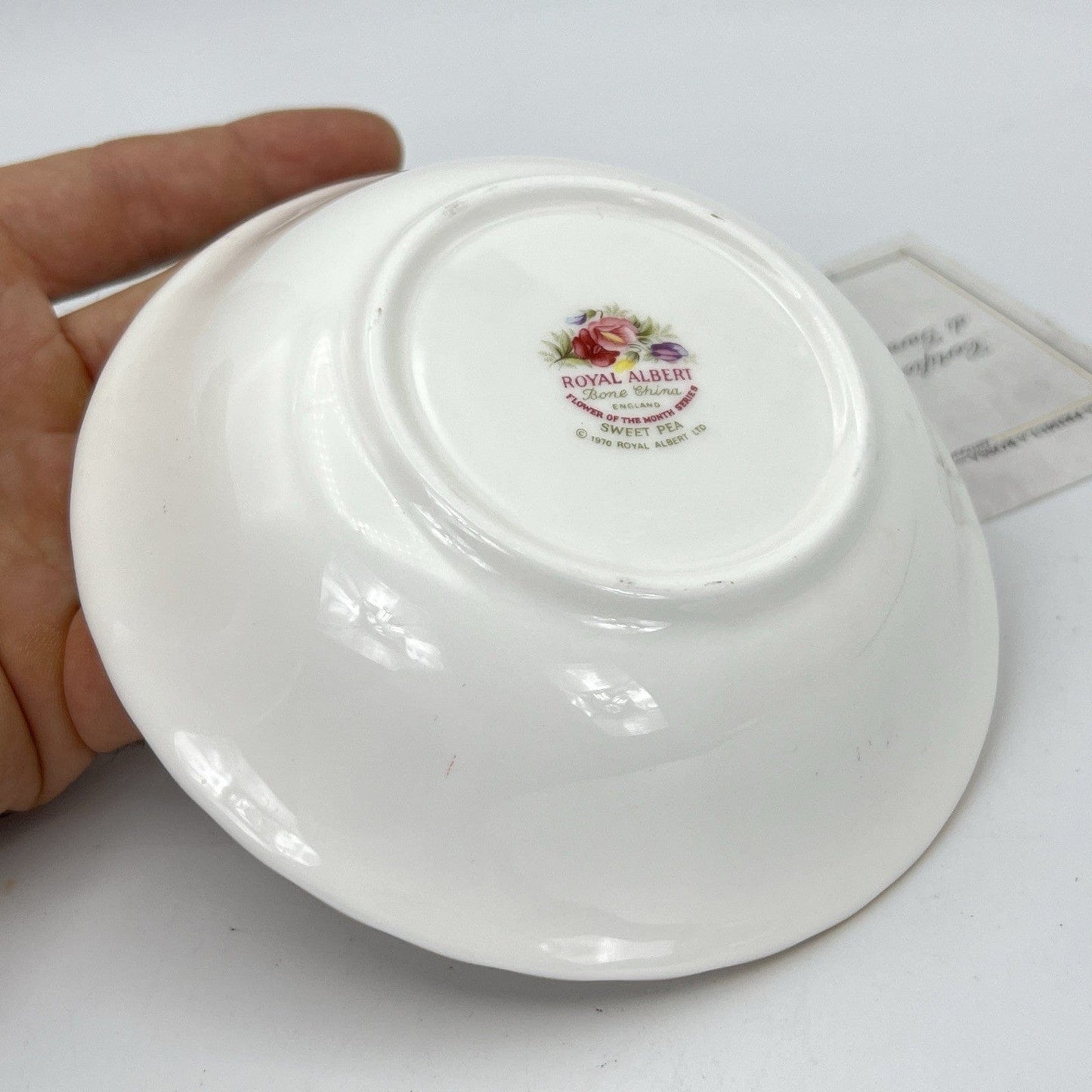 Ciotola ciotolina Coppetta in porcellana Royal Albert con mese APRILE 900 1970 Categoria  Centrotavola e Ciotole