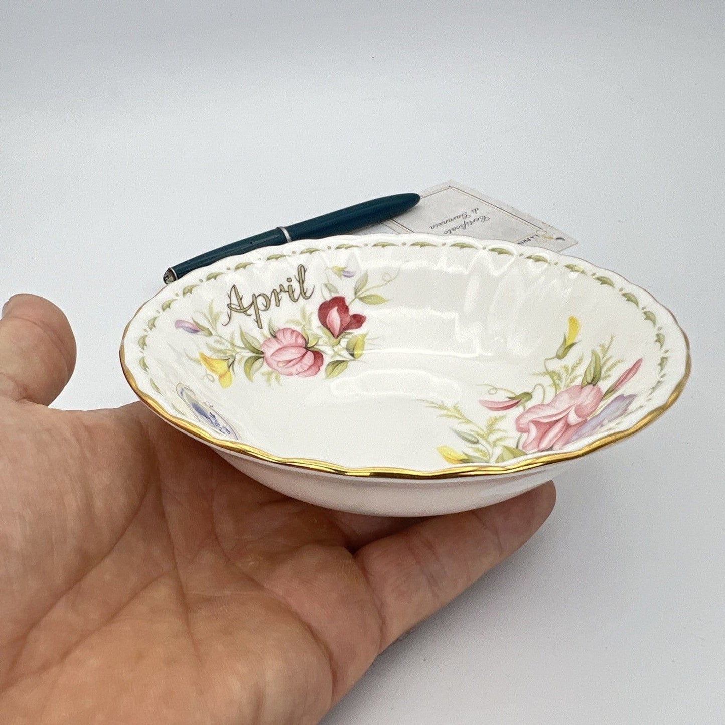 Ciotola ciotolina Coppetta in porcellana Royal Albert con mese APRILE 900 1970 Categoria  Centrotavola e Ciotole