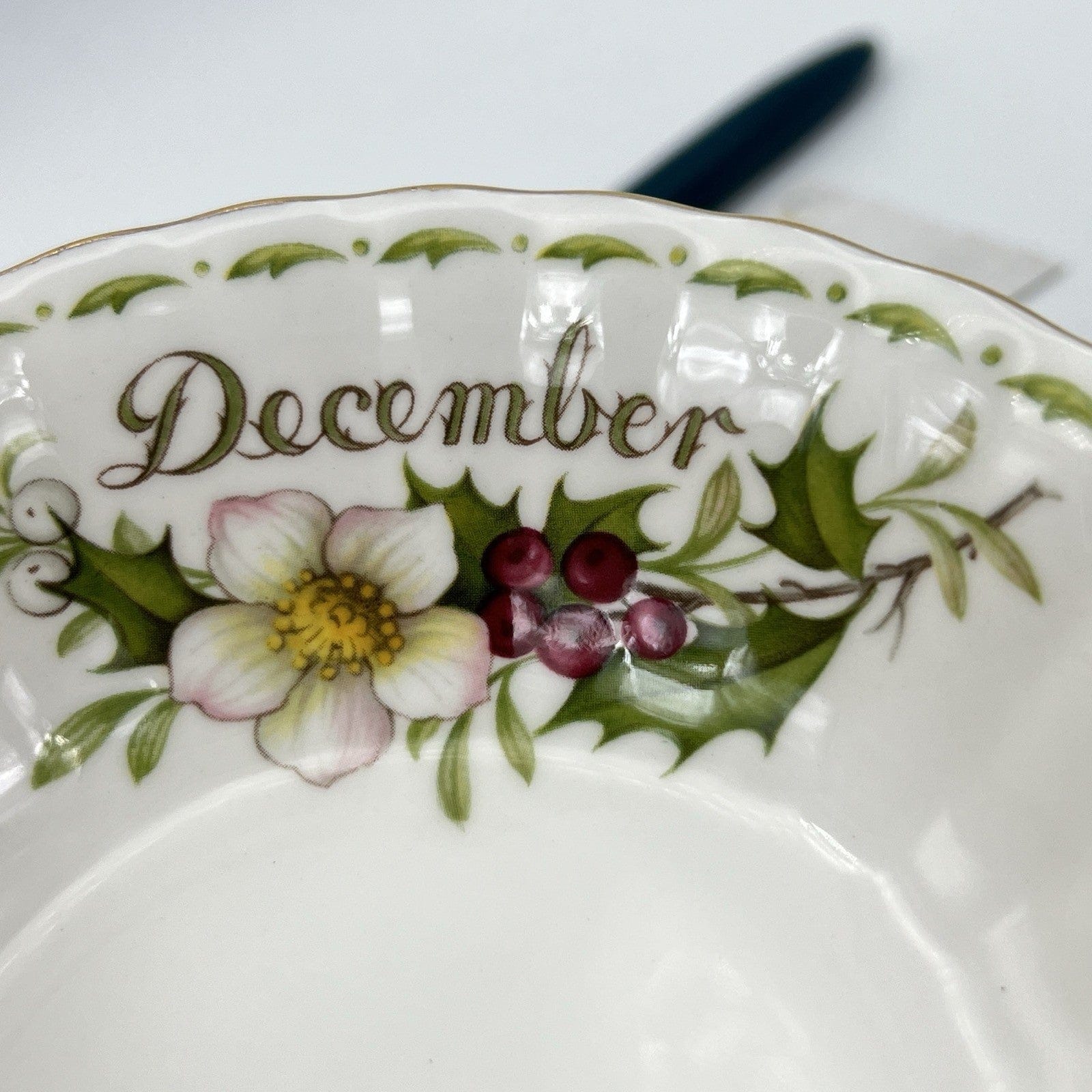 Ciotola ciotolina Coppetta in porcellana Royal Albert con mese DICEMBRE 900 1970 Categoria  Centrotavola e Ciotole