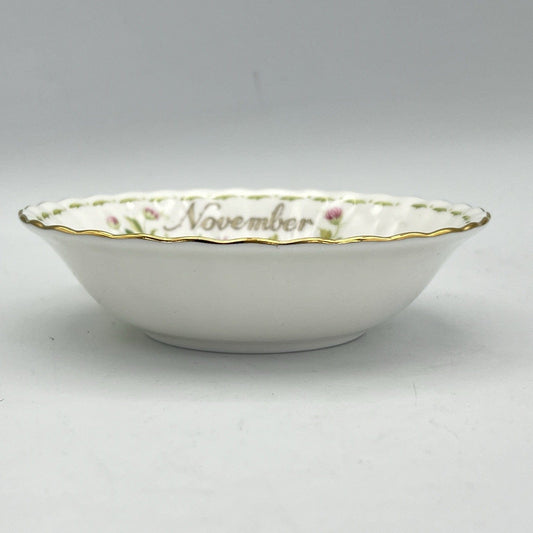 Ciotola ciotolina Coppetta in porcellana Royal Albert con mese NOVEMBRE 900 1970 Categoria  Centrotavola e Ciotole