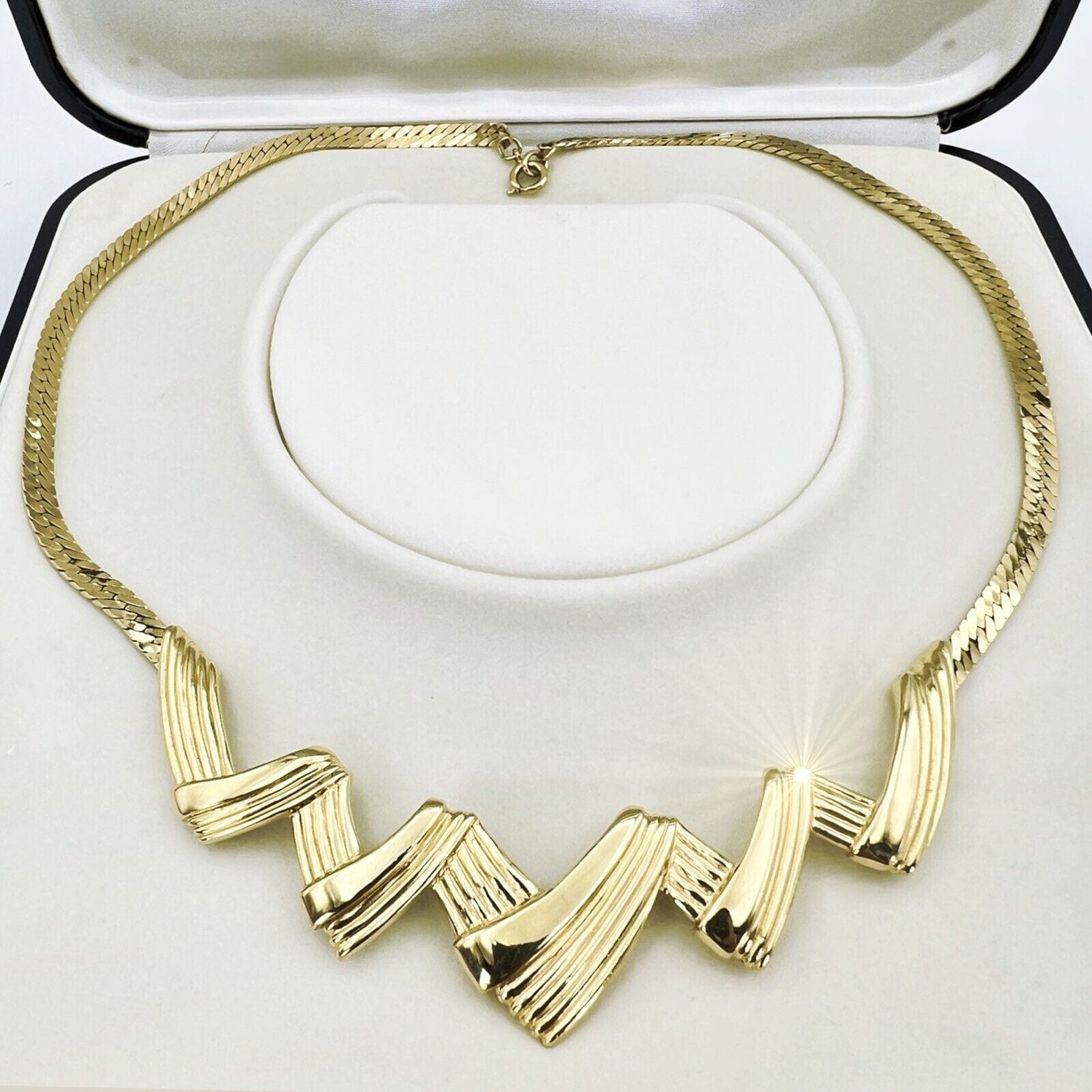 Collana da donna Trifari color Oro girocollo usato vintage collier anni 70 Categoria  Bigiotteria & Accessori