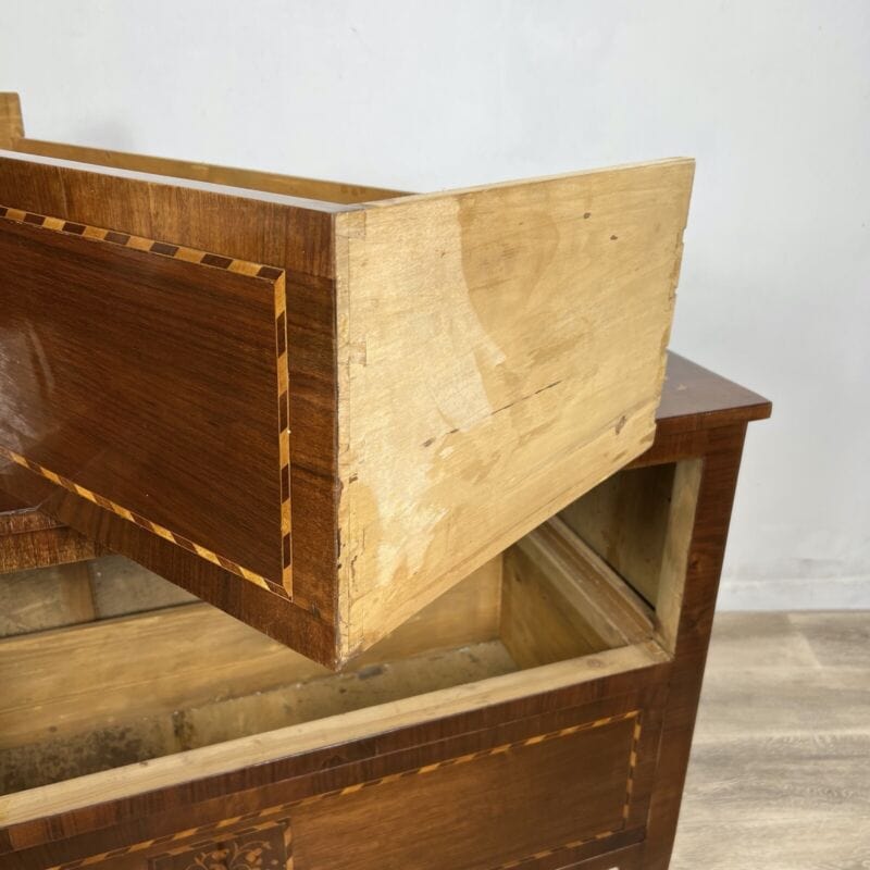 Comò cassettiera antica in stile Luigi XVI intarsiato mobile in legno Maggiolini Categoria  Arredamento