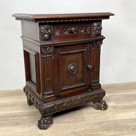 Comodino antico in legno mobiletto intagliato vintage usato stile rinascimento Categoria  Comodini
