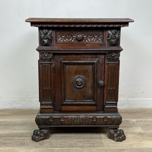 Comodino antico in legno mobiletto intagliato vintage usato stile rinascimento Categoria  Comodini