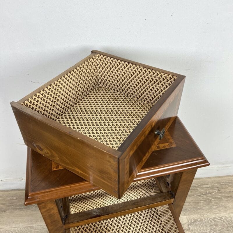 Comodino antico in legno mobiletto intarsiato tavolino stile Luigi XVI epoca 900 Categoria  Comodini