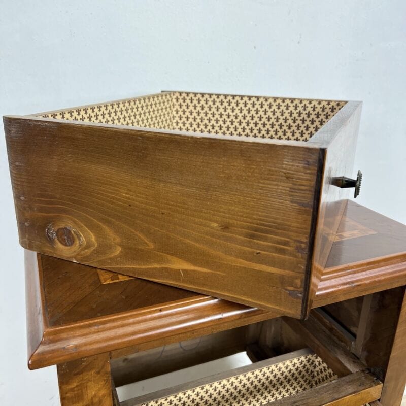 Comodino antico in legno mobiletto intarsiato tavolino stile Luigi XVI epoca 900 Categoria  Comodini