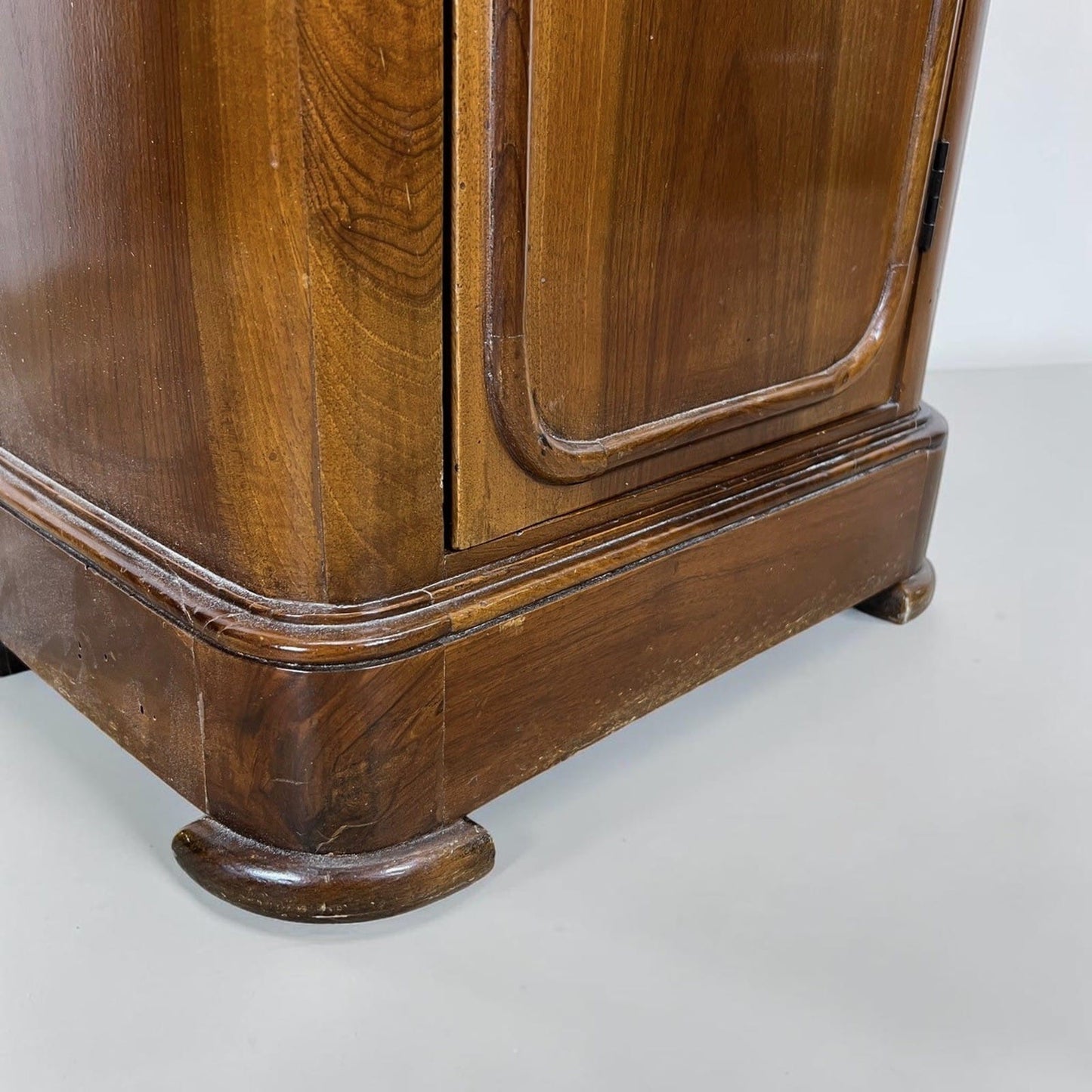 Comodino antico mobiletto Porta telefono in legno massello chiaro d'epoca 800 Categoria  Comodini