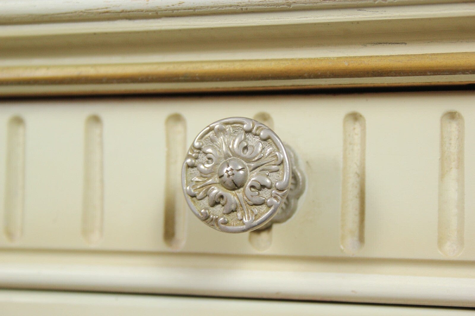 Comodino mobiletto bianco vintage in legno tavolino a con 2 casetti shabby chic Categoria  Comodini