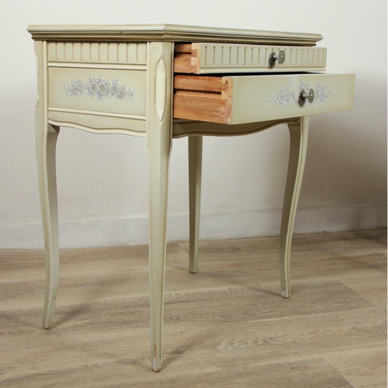 Comodino mobiletto bianco vintage in legno tavolino a con 2 casetti shabby chic Categoria  Comodini