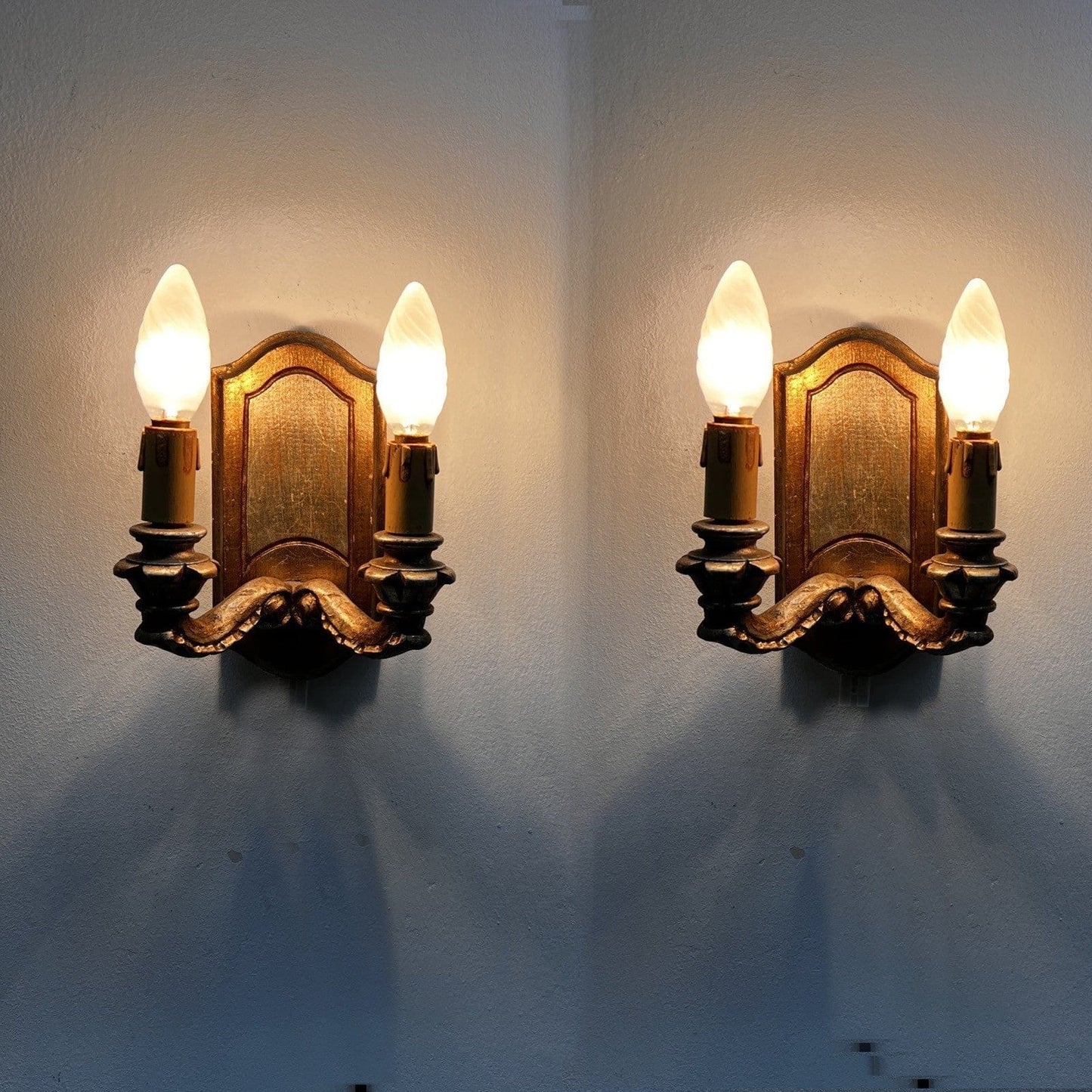 Coppia Applique vintage antichi in legno e oro lampada da parete luci candele Categoria  Lampade Appliques