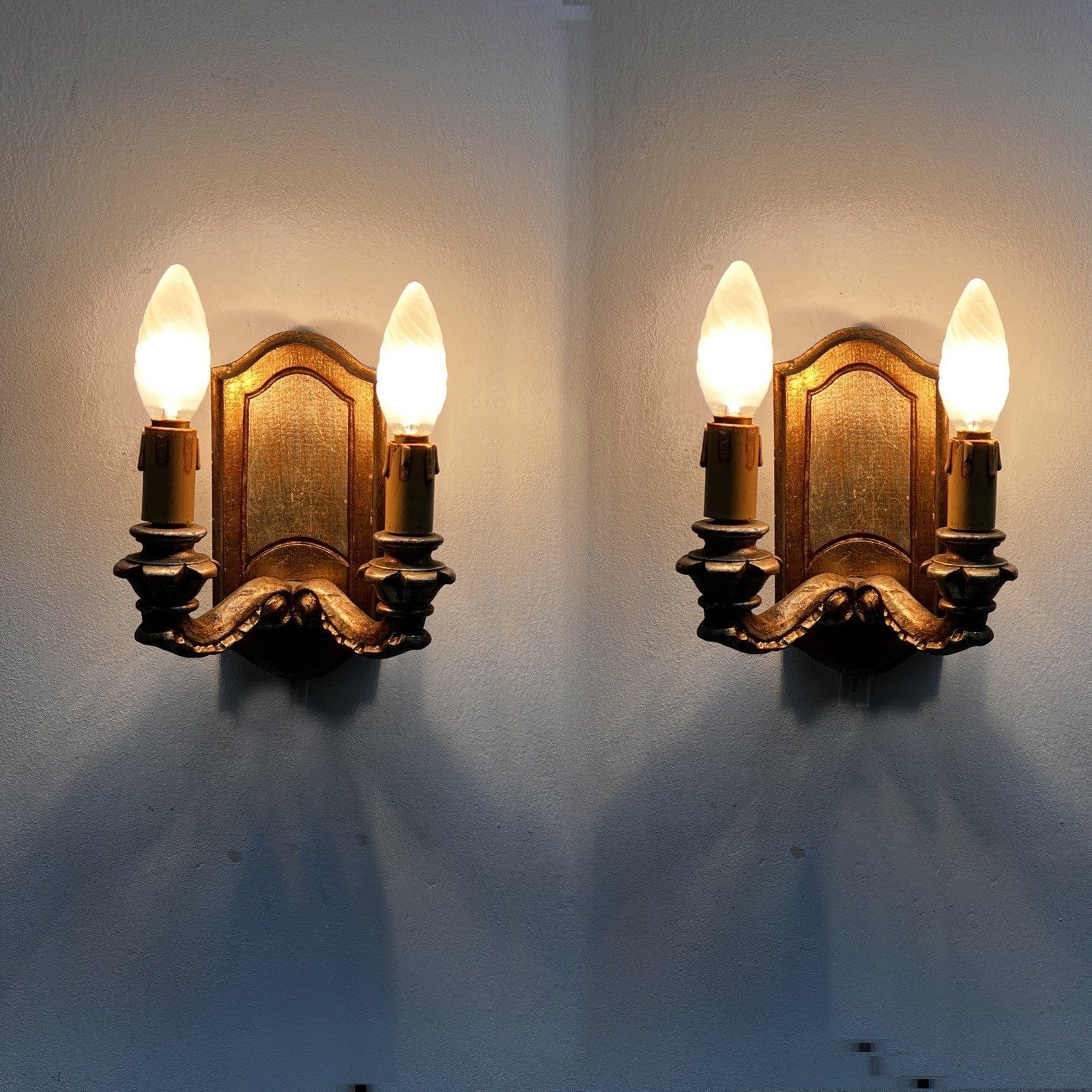 Coppia Applique vintage antichi in legno e oro lampada da parete luci candele Categoria  Lampade Appliques