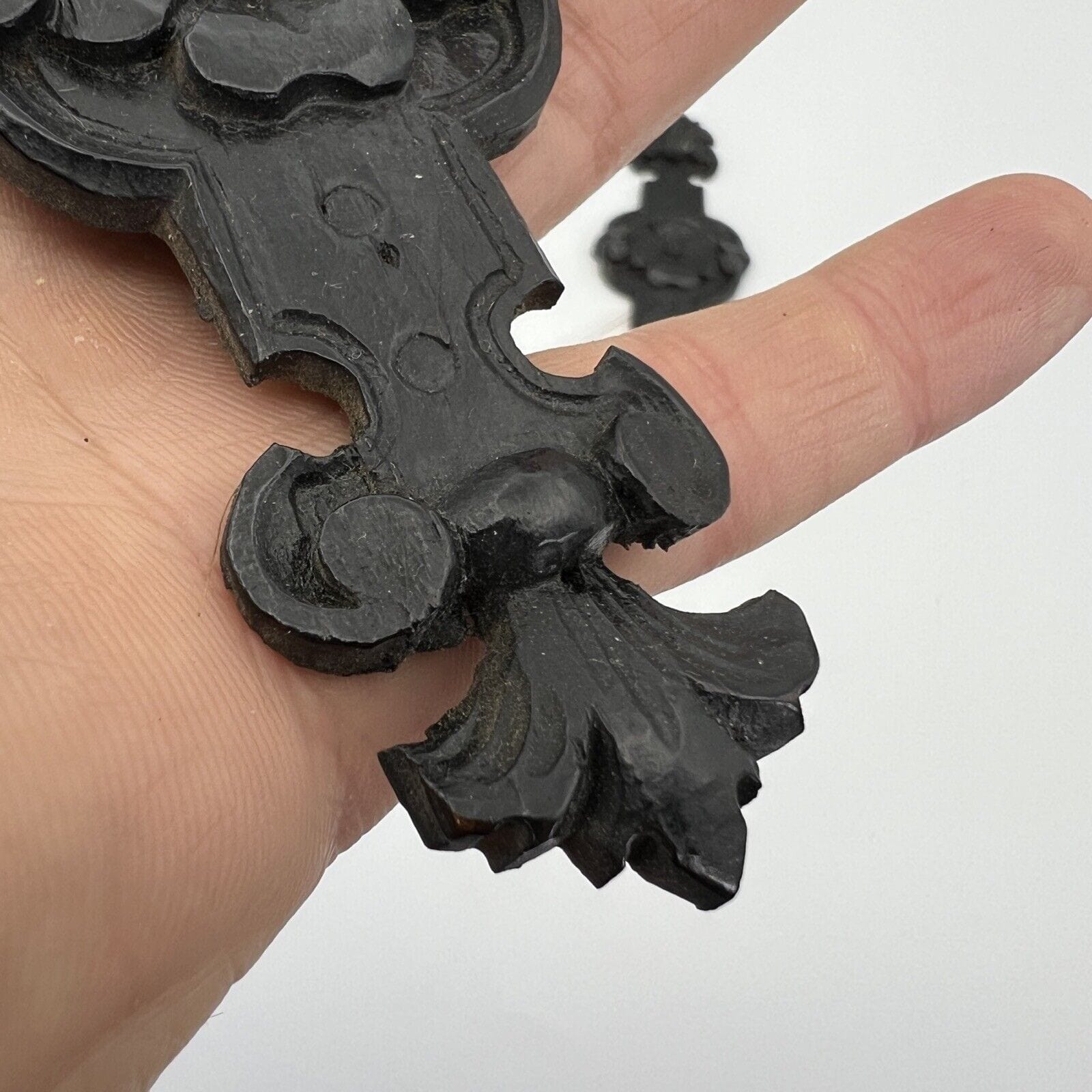Coppia di intagli antichi elementi decorativi Fregio in legno nero d' epoca 800 Categoria  Cimase-Fregi-Intagli in legno