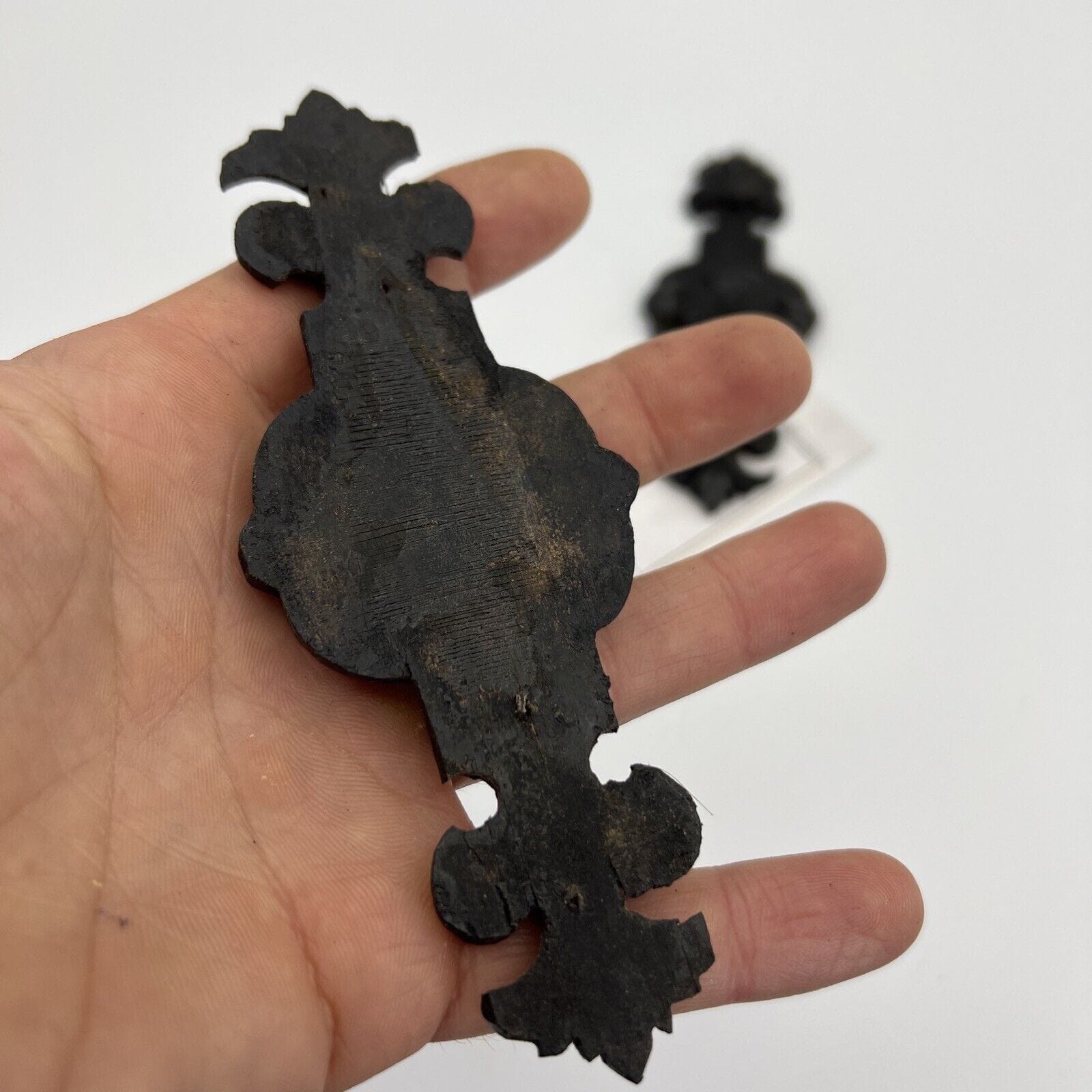 Coppia di intagli antichi elementi decorativi Fregio in legno nero d' epoca 800 Categoria  Cimase-Fregi-Intagli in legno