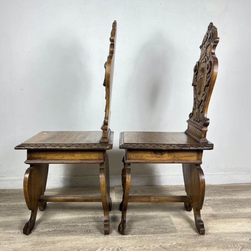 Coppia Sedie antiche in legno intagliate stile rinascimento Sgabello Scolpito Categoria  Arredamento