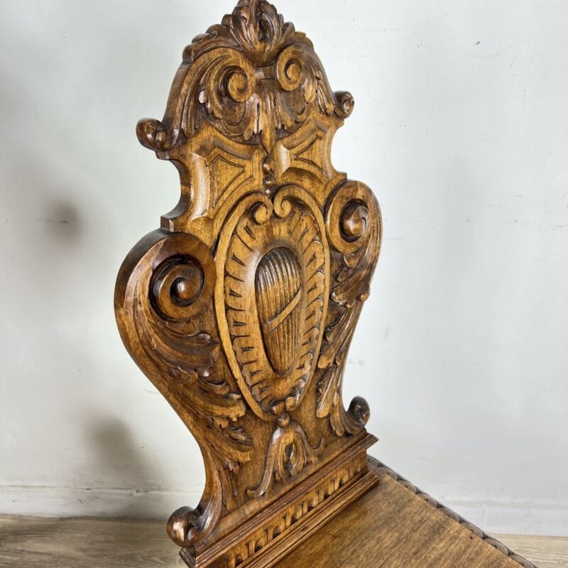 Coppia Sedie antiche in legno intagliate stile rinascimento Sgabello Scolpito Categoria  Arredamento