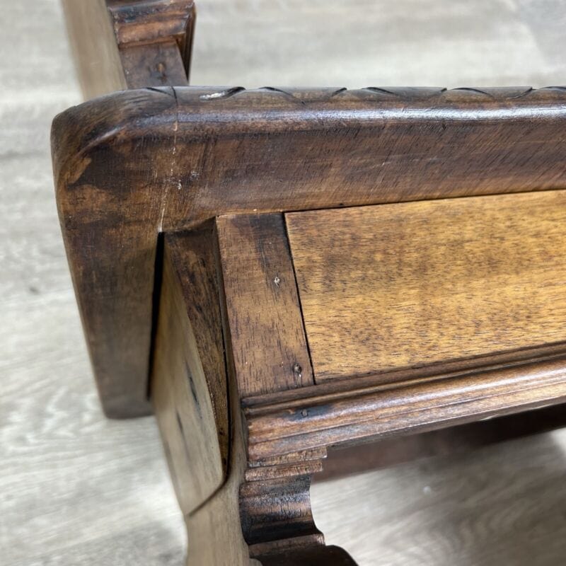 Coppia Sedie antiche in legno intagliate stile rinascimento Sgabello Scolpito Categoria  Arredamento