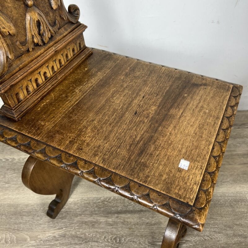 Coppia Sedie antiche in legno intagliate stile rinascimento Sgabello Scolpito Categoria  Arredamento