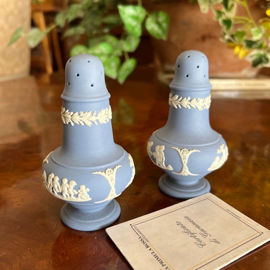 Coppia set sale e pepe  in porcellana Wedgwood Celeste Vintage cherubini angeli Categoria  Vasi e Portafiori