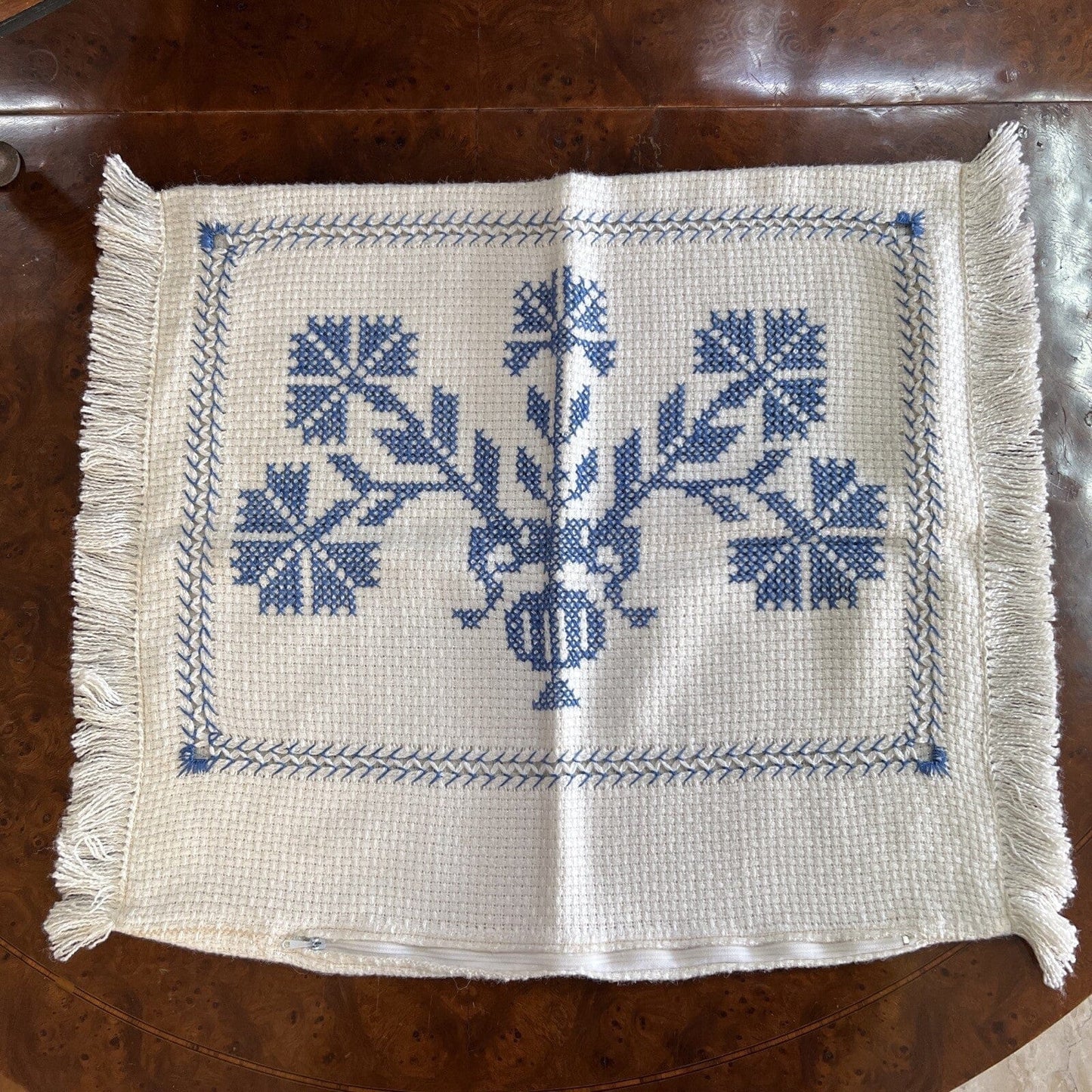 Copricuscino Vintage con ricamo fatto a mano Azzurro punto croce Cuscino Categoria  Corredo Pizzi e Tessuti