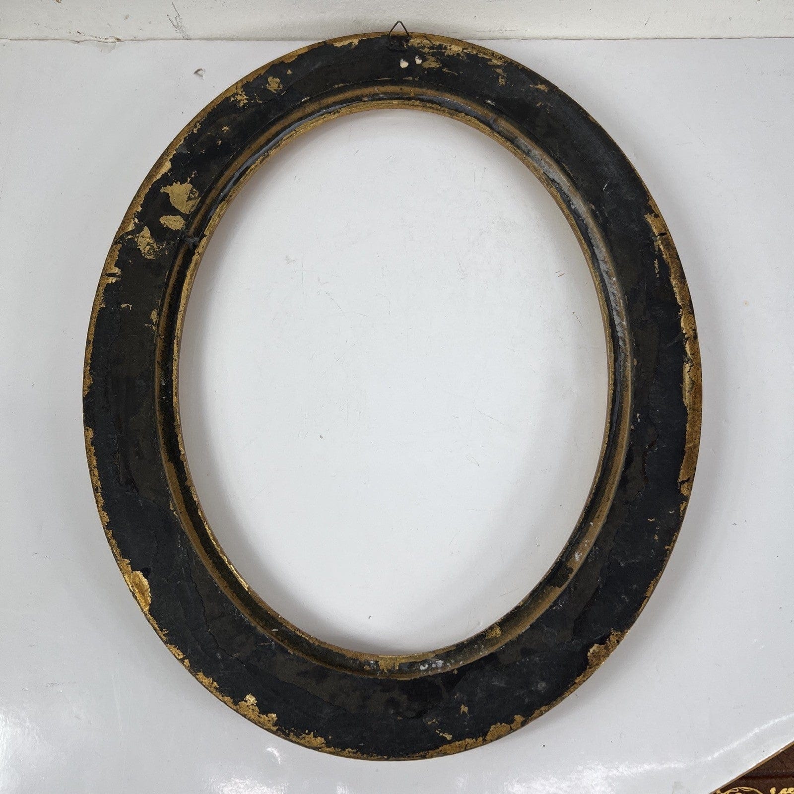 Cornice vuota ovale dorata stile antico a foglia oro per opera d'arte vintage Categoria  Specchi e Cornici
