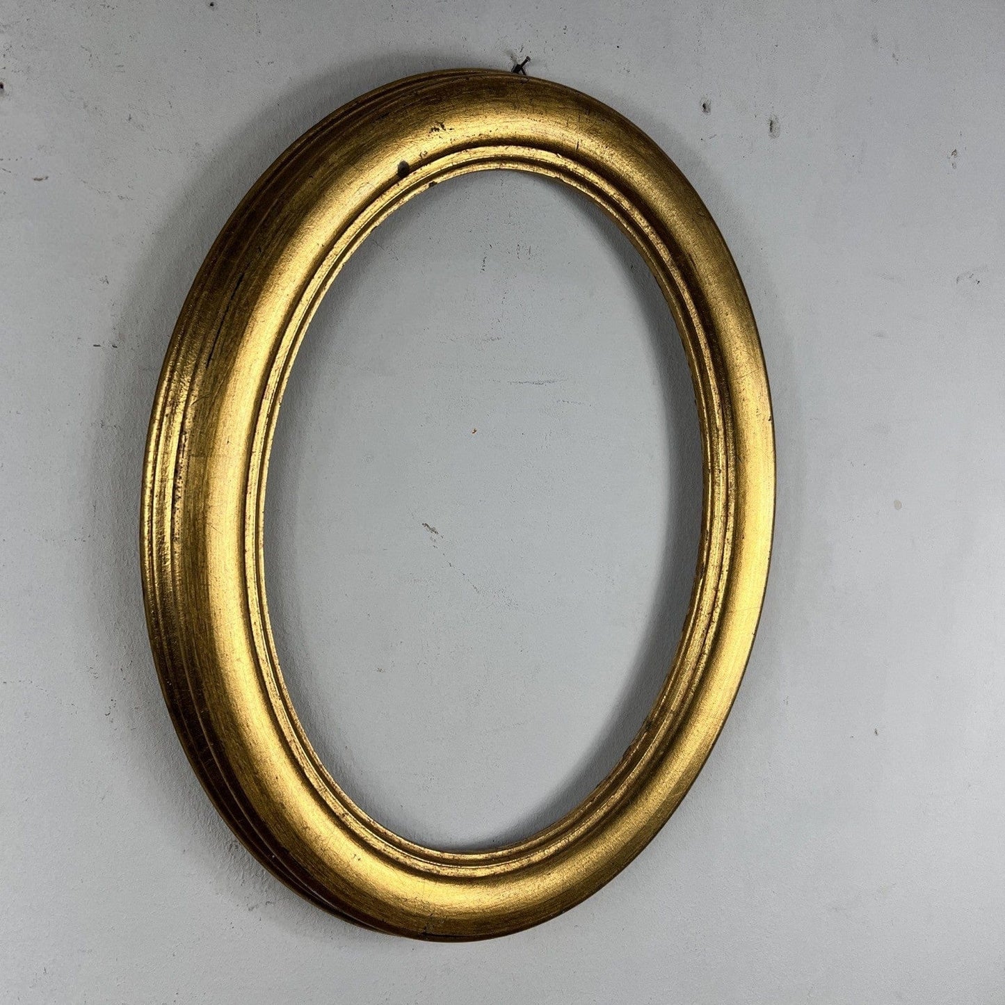 Cornice vuota ovale dorata stile antico a foglia oro per opera d'arte vintage Categoria  Specchi e Cornici