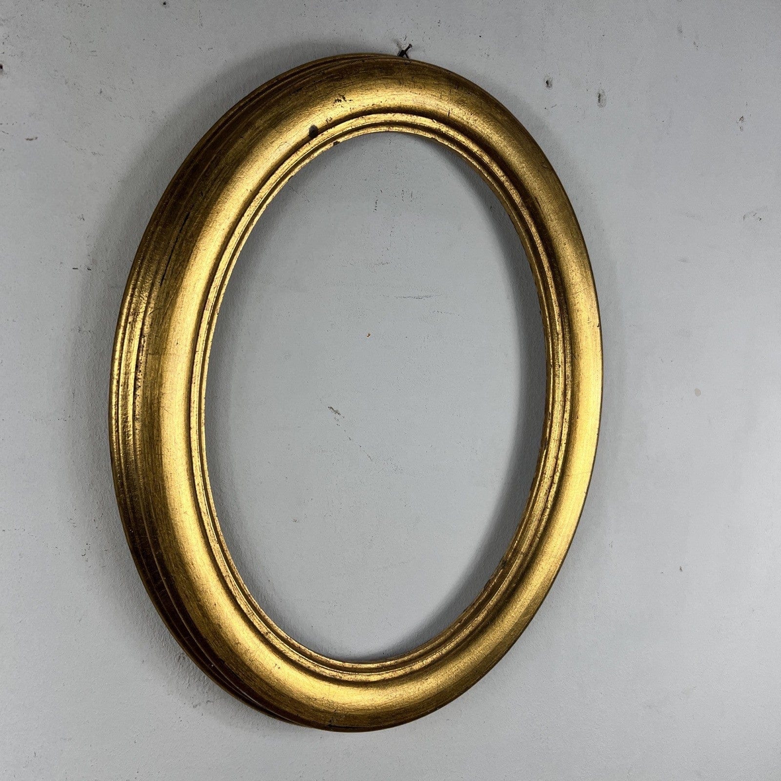 Cornice vuota ovale dorata stile antico a foglia oro per opera d'arte vintage Categoria  Specchi e Cornici