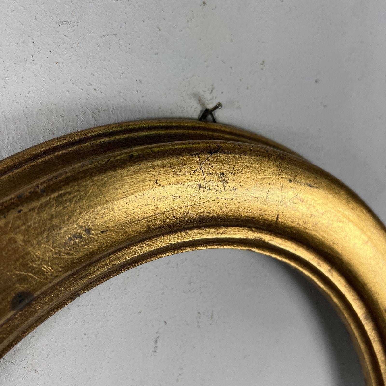 Cornice vuota ovale dorata stile antico a foglia oro per opera d'arte vintage Categoria  Specchi e Cornici