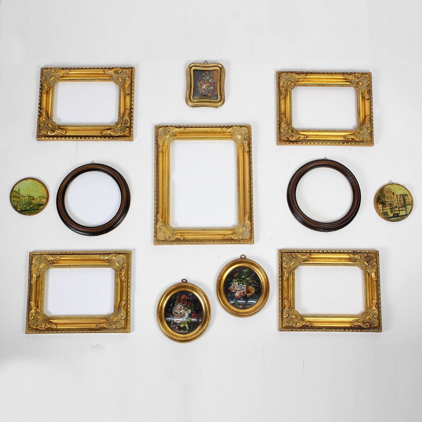 Cornice vuota ovale dorata stile antico a foglia oro per opera d'arte vintage Categoria  Specchi e Cornici