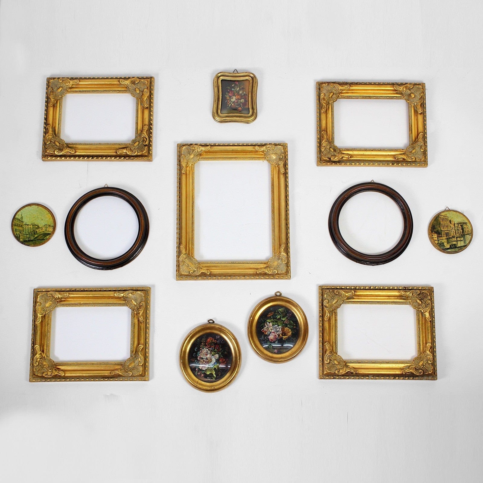 Cornice vuota ovale dorata stile antico a foglia oro per opera d'arte vintage Categoria  Specchi e Cornici