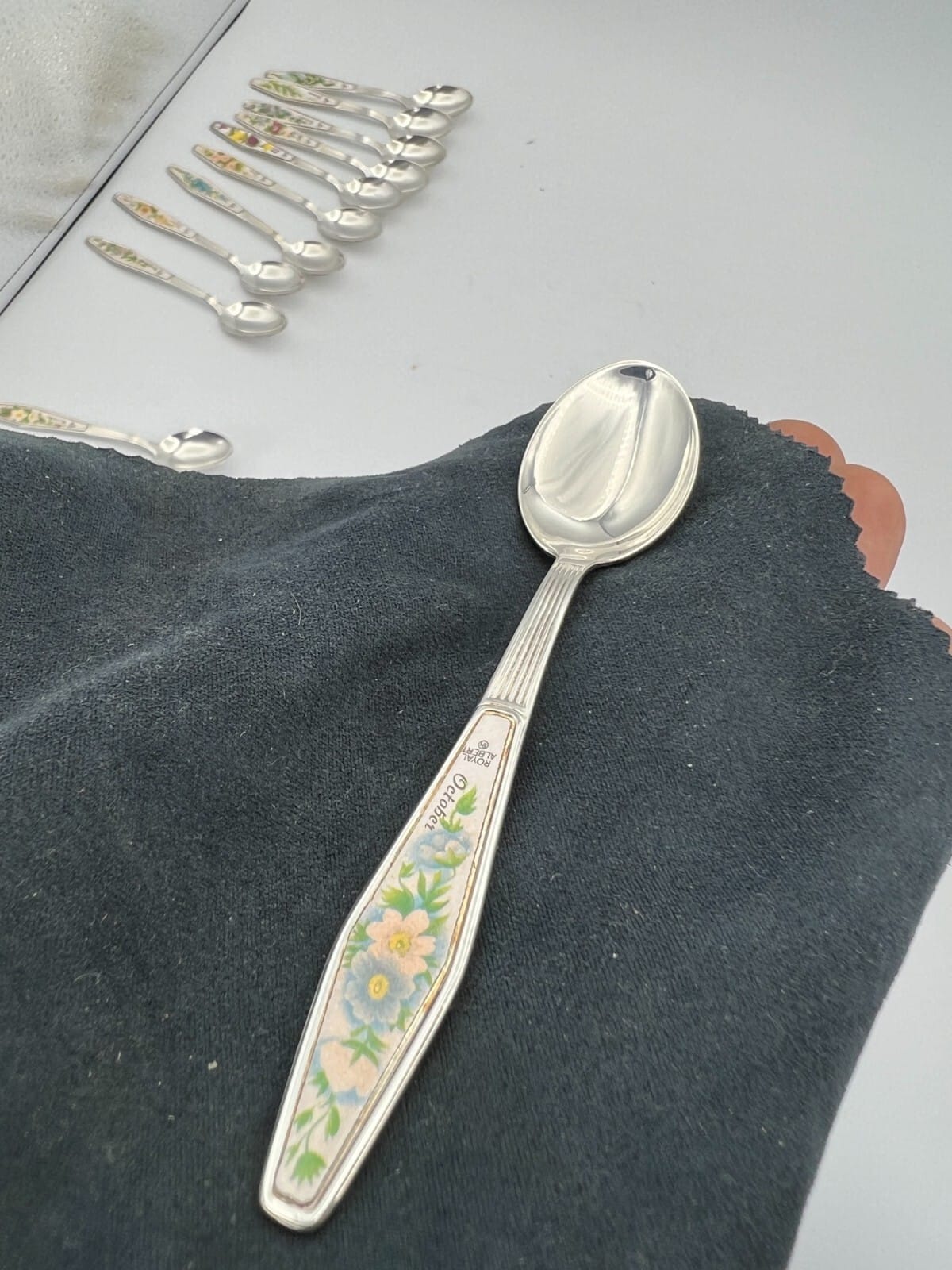 Cucchiaini in silver plated da tè The o caffè Royal Albert con mese inglese 1970 Categoria  Servizio tazze - Tazze