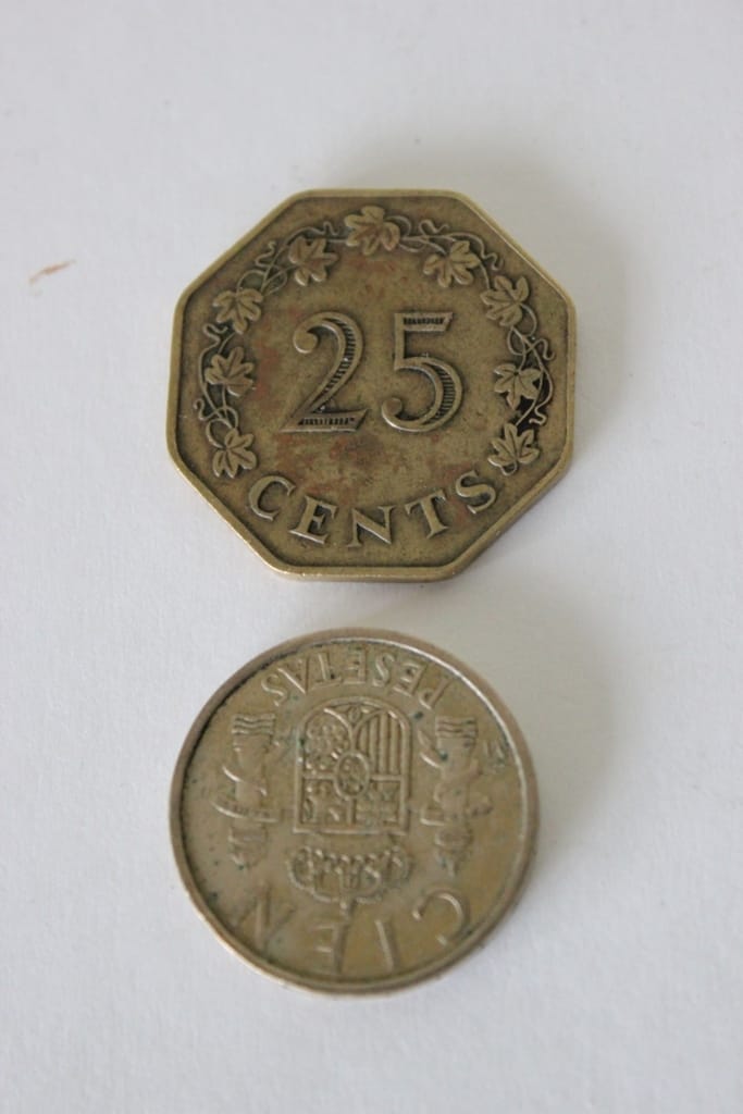 DUE VECCHIE MONETE REPUBBLICA DI MALTA  25 CENTS  SPAGNA  5  PESETAS Categoria  Monete e banconote:Monete europee pre euro:Altro monete europee pre euro