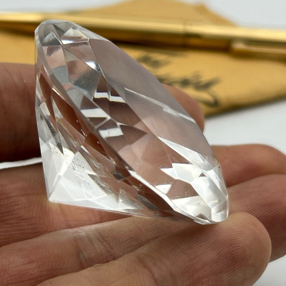 Fermacarte in vero cristallo a forma di diamante prisma segnaposto vintage Categoria  Accessori scrivania e ufficio