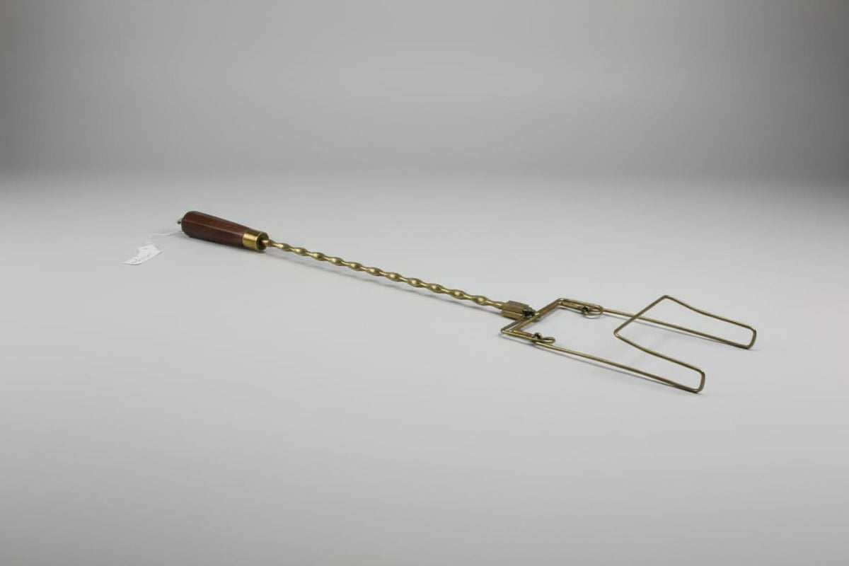 FORCHETTA ANTICA IN OTTONE PER BRUSCHETTA L. cm 58 - VINTAGE TOASTING FORK Categoria  Accessori da camino