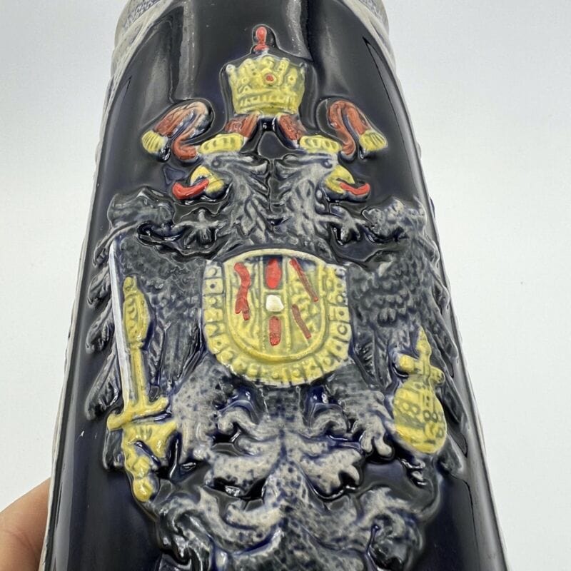 Tazza da birra con medaglione in metallo inciso con carro tedesco e cavalli da tiro, 1 litro Tazza da birra con medaglione in metallo inciso con carro tedesco e cavalli da tiro, 1 litro