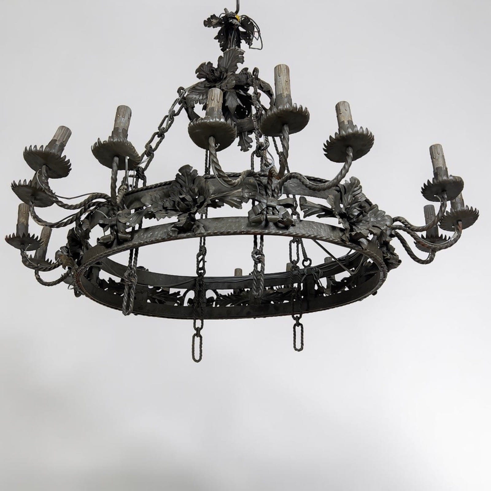 Grande Lampadario antico in ferro nero stile medievale rustico per taverna Categoria  Lampade Appliques