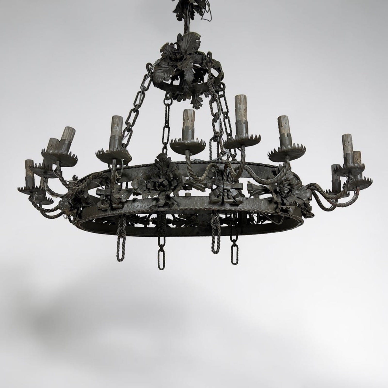 Grande Lampadario antico in ferro nero stile medievale rustico per taverna Categoria  Lampade Appliques