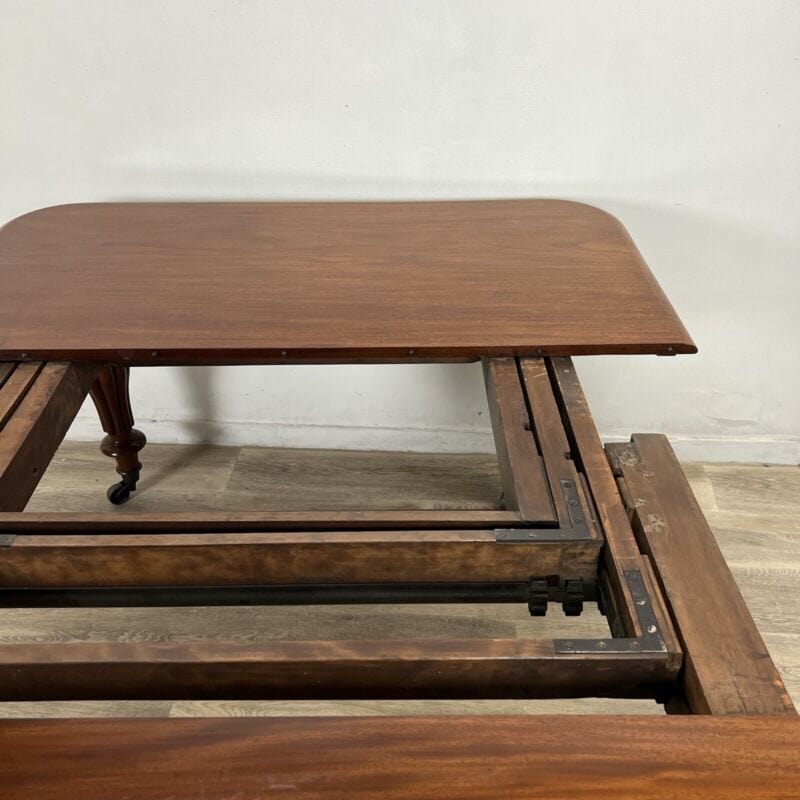 Grande Tavolo Antico allungabile da pranzo inglese in legno di mogano epoca  800 Categoria  Arredamento